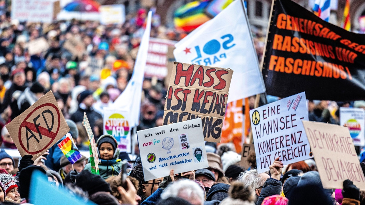 Protest auf dem Römerberg: Vor zwei Wochen demonstrierten erstmals mehr als 35.000 Menschen gegen die AfD. Am Montag folgt die nächste Kundgebung.