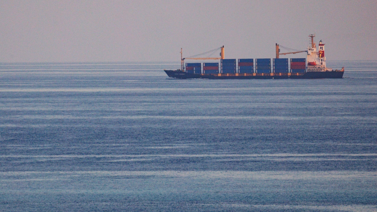 Riskant: Ein Containerschiff fährt am ostafrikanischen Land Dschibuti vorbei gen Rotes Meer. Viele andere nehmen den Umweg über das Kap der Guten Hoffnung.