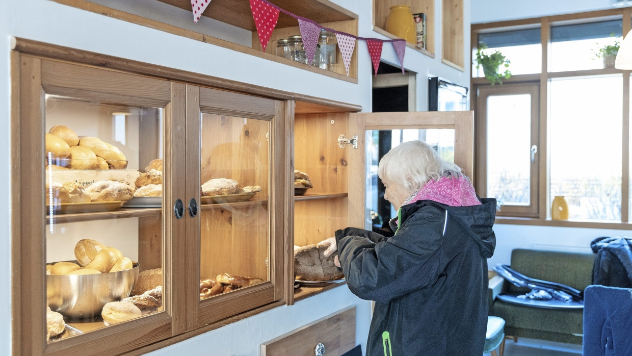 Freie Wahl: Am „fairteiler“ können Kunden sich im Foodsharing-Cafe selbst bedienen.