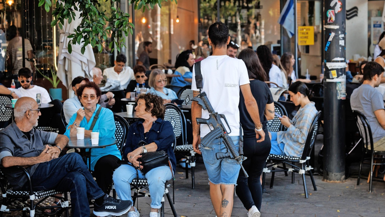 Mit dem Maschinengewehr ins Café – Alltag in den Straßen von Tel Aviv seit dem vergangenen Oktober.