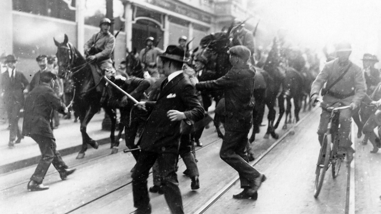 Straßenstreit am sogenannten Düsseldorfer Blutsonntag.