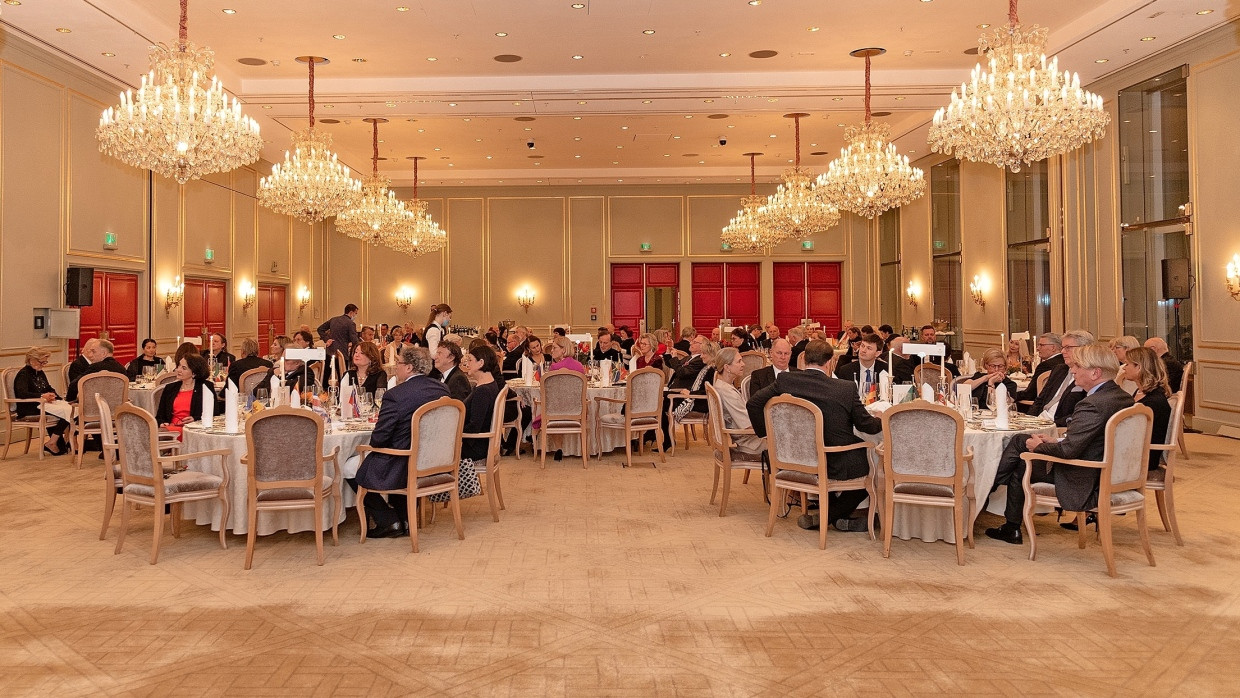 Die Honorarkonsuln im Palaissaal des Berliner Adlon-Hotels