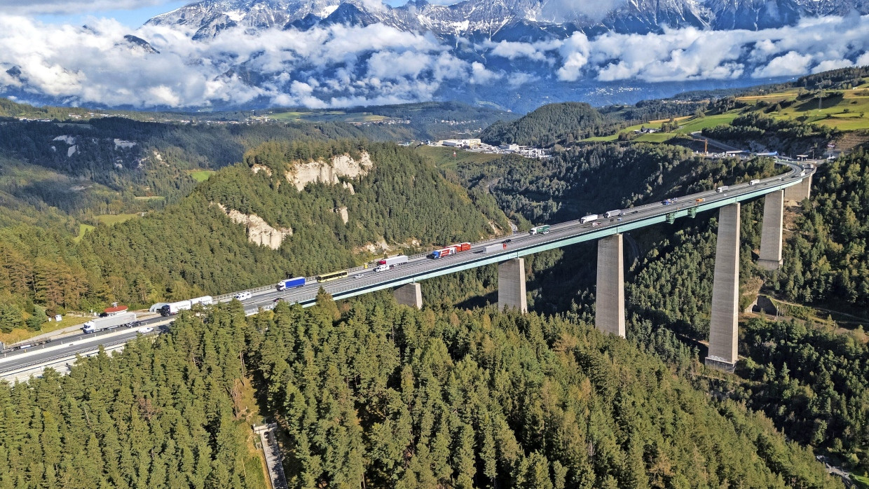 Die Brenner-Autobahn ist bis 2030 nur einspurig befahrbar, weil die Lueg-Brücke erneuert wird. Von 2040 an folgt die Renovierung der Europabrücke (hier im Bild).