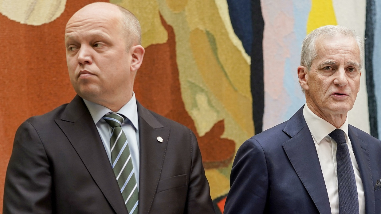 Norwegens europafreundlicher Ministerpräsident Jonas Gahr Støre (rechts) und der euroskeptische Finanzminister Trygve Slagsvold Vedum am 30. April 2024 in Oslo.