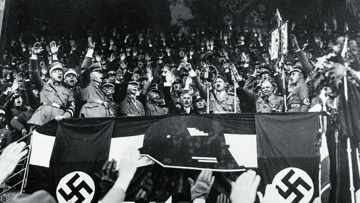 Stahlhelmtag in Hannover am 24. September 1933: Kronprinz Wilhelm (Zweiter von links) neben Franz von Papen und Hitler