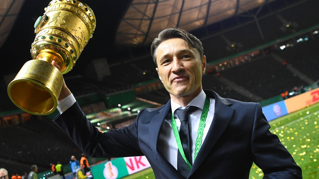 Mit dem Pokal in der Hand: Bayern-Trainer Niko Kovac startet im August gegen Energie Cottbus mit seinem Team die Mission Titelverteidigung.