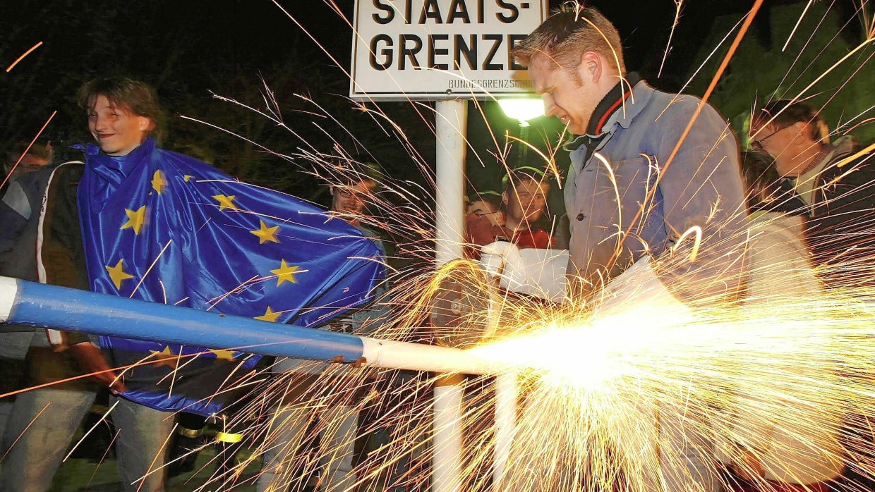 Überflüssiger Schlagbaum: Am Tag des Beitritts Tschechiens zur EU wird  in Bayerisch-Eisenstein die letzte Schranke nach Deutschland  zerlegt.