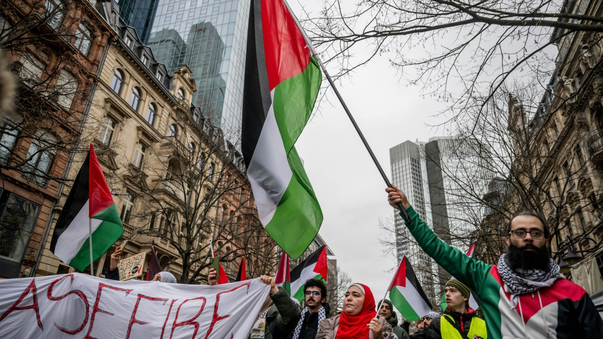 Pro-Palästinensische Demonstration am 3. Februar in Frankfurt zieht durch die Kaiserstraße.