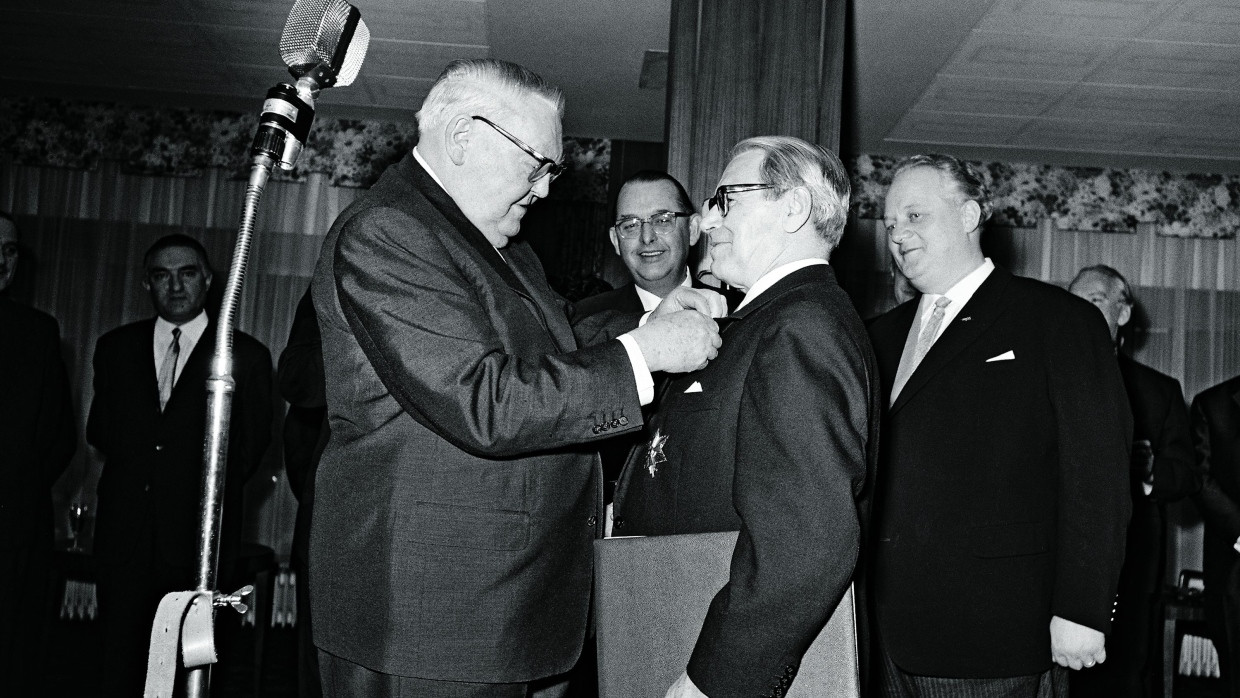 Hochdekoriert: 1965 bekam Bundesbank-Präsident Karl Blessing (rechts) vom Kanzler Ludwig Erhard das Bundesverdienstkreuz verliehen.