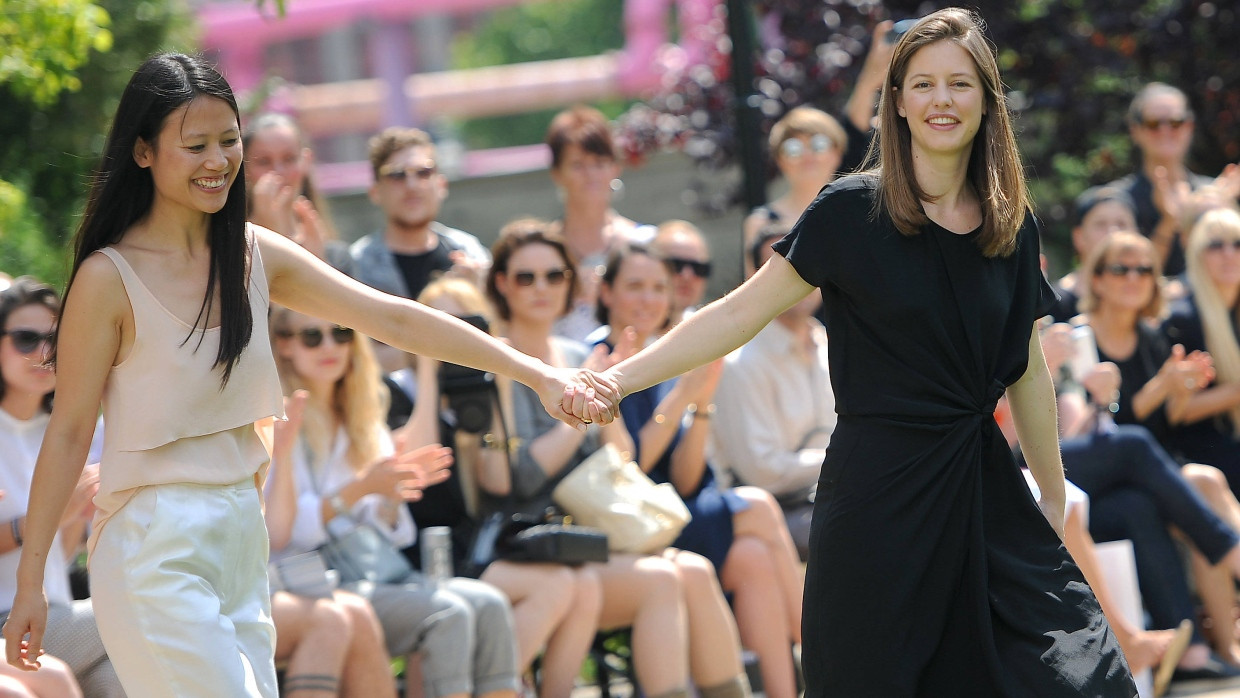 Bisher vor allem Prêt-à-Porter entworfen: Tutia Schaad (links) und Johanna Perret bei der Berliner Fashion Week 2015.