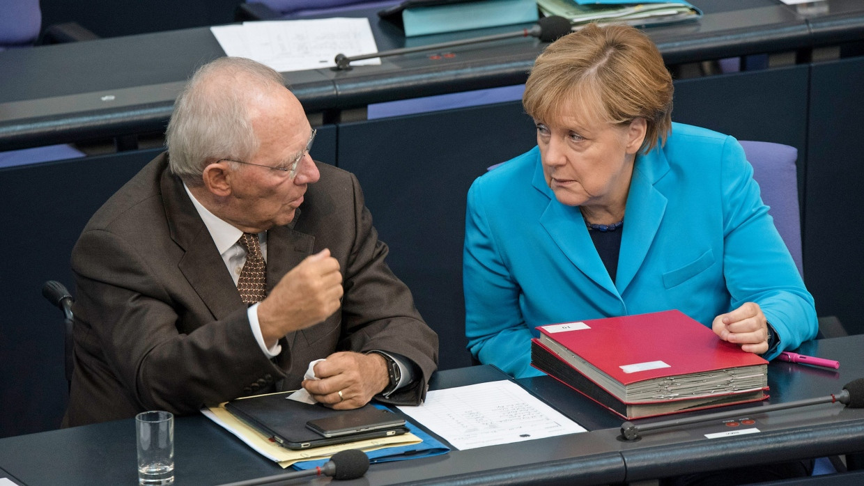 „Eigentlich“ konnte sich die Kanzlerin auf ihn verlassen: Schäuble und Merkel 2015 im Bundestag