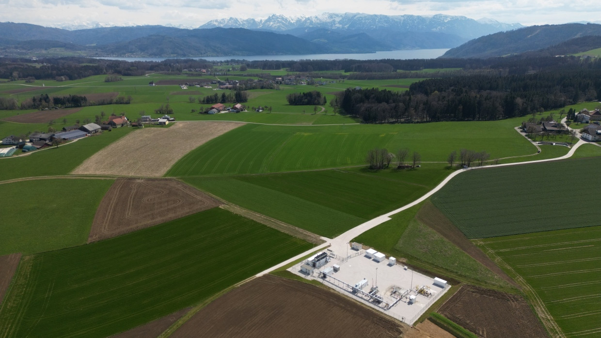 Oberirdisch unscheinbar: Im „Underground Sun Storage“ wird grüner Wasserstoff über diese Anlage in porösem Gestein in etwa 1000 Meter Tiefe gespeichert.