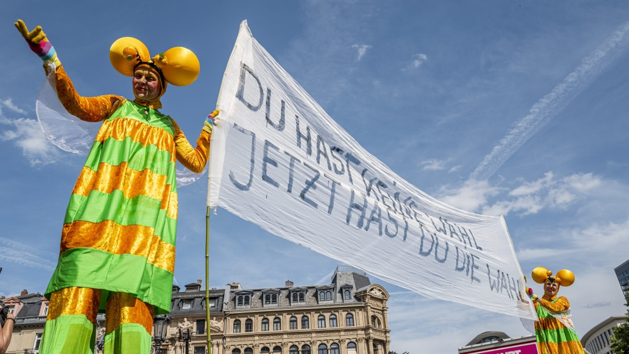 Die Stelzenläufer des Antagon-Theaters in Frankfurt trugen die Botschaft für den Wahlsonntag.