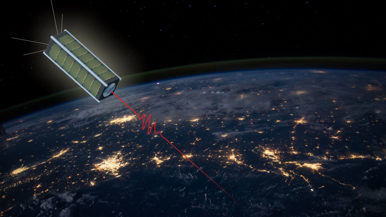 Aus rund 500 Kilometern Höhe überträgt der QUBE-Kleinstsatellit Quantenschlüssel mit einem Laser zur DLR-Bodenstation in Oberpfaffenhofen, um dann später damit abhörsichere Kommunikation  zu ermöglichen, künstlerische Darstellung