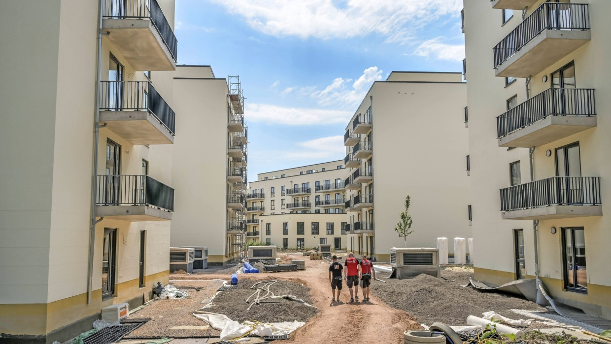 Baustellen in Großstädten werden immer seltener, die Zahl der Bauanträge sinkt. Mit einer durchgreifenden Wende auf dem Wohnungsmarkt ist in absehbarer Zeit nicht zu rechnen.