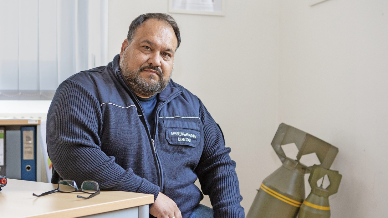 Büro mit Bomben: Alexander Majunke, Leiter des Kampfmittelräumdienstes, geht in Hessen einer der wichtigsten Aufgaben nach.