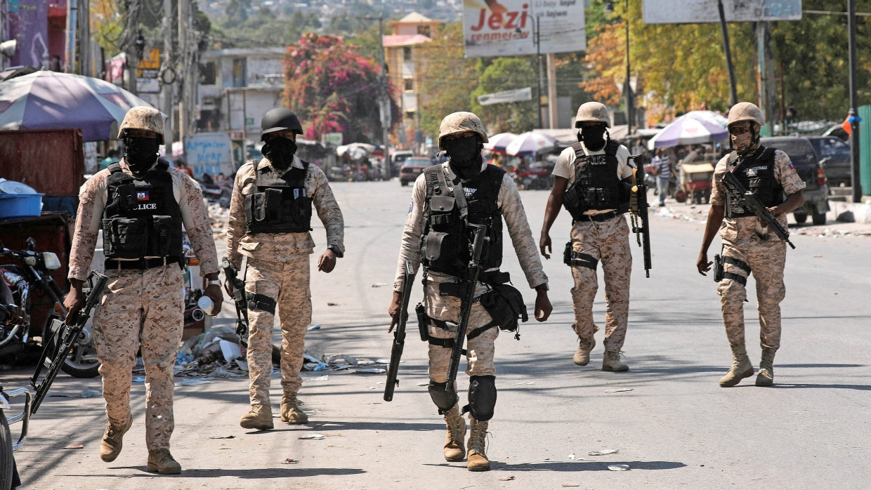 Polizisten patroullieren durch Port-au-Prince.