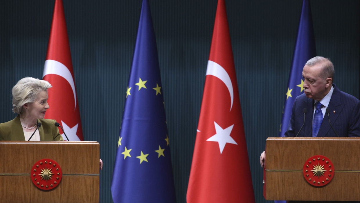 EU-Kommissionspräsidentin Ursula von der Leyen gibt mit dem türkischen Präsidenten Recep Tayyip Erdoğan am 17. Dezember 2024 in Ankara eine Pressekonferenz.