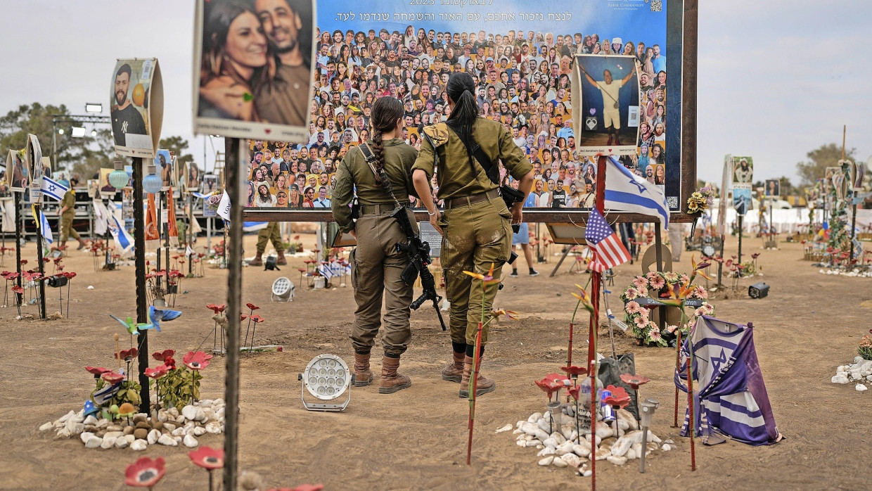 Traurige Erinnerung: Israelische Soldaten auf dem Gelände des Nova-Festivals, wo die Hamas am 7. Oktober 2023 mehr als 360 Menschen ermordete