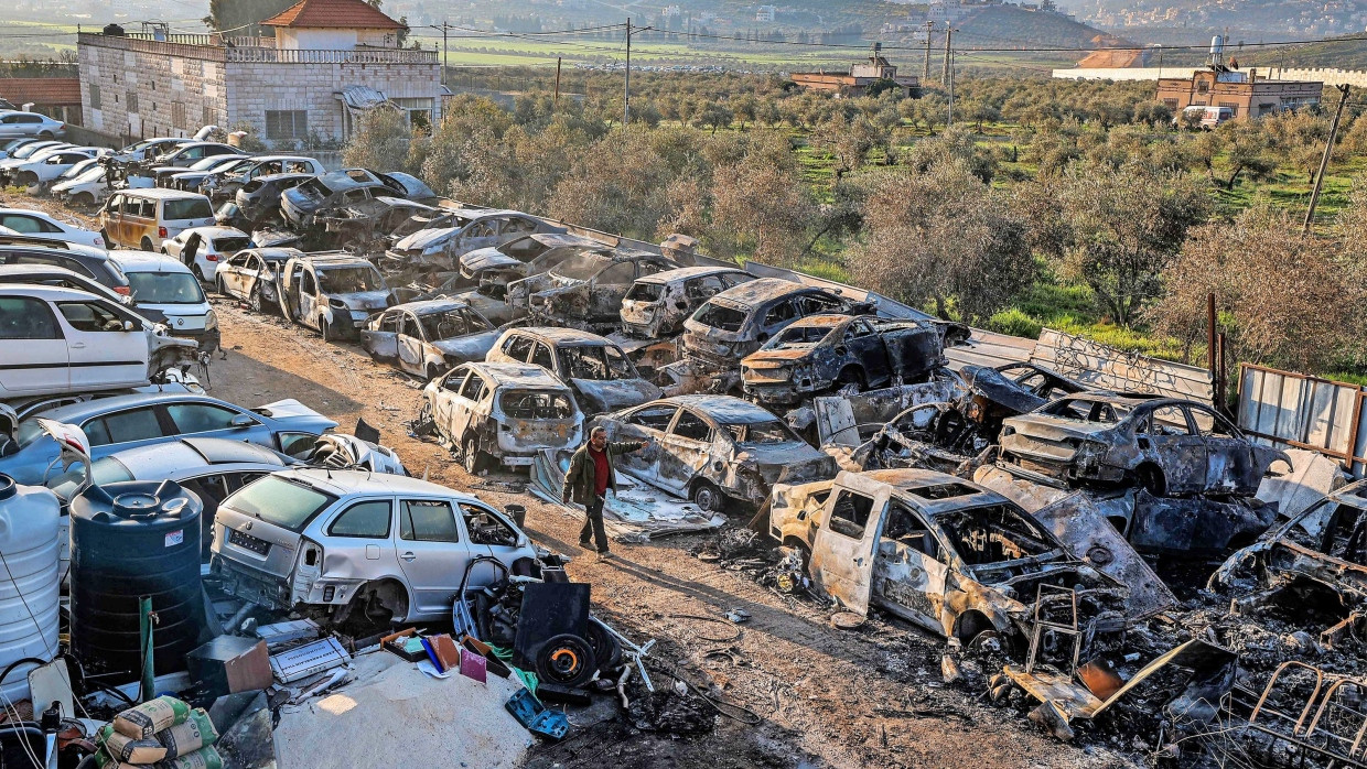 Spur der Verwüstung: Vor dem Haus der Familie Abu Saris gingen zahlreiche alte Autos in Flammen auf.