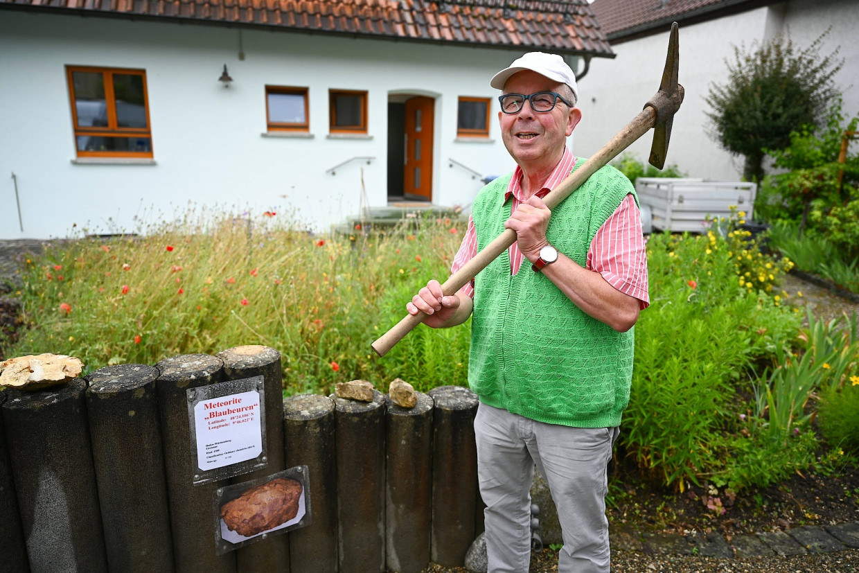 Hansjörg Bayer und sein Pickel am Fundort des „Blaubeuren“.