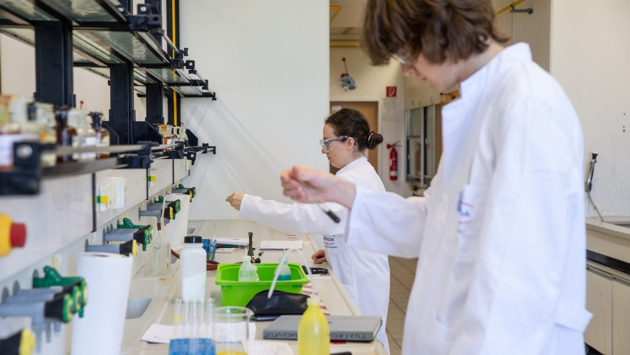 Auch im Studium gehören Praktika oft dazu - vor allem in den Naturwissenschaften. Hier ein Labor an der Uni Frankfurt.