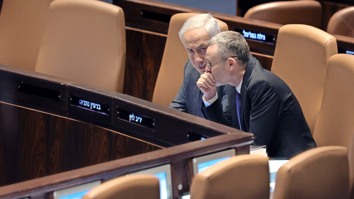 Justizminister Yariv Levin mit Ministerpräsident Benjamin Netanjahu in der Knesset.