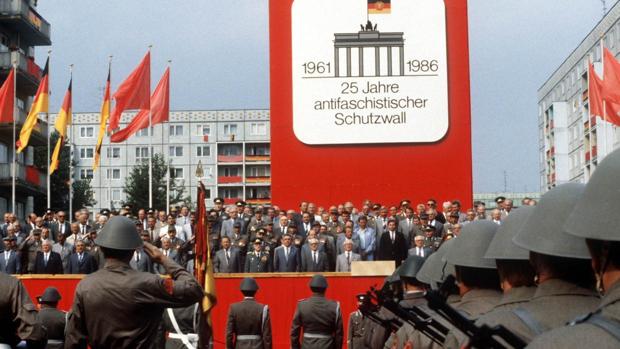 Vor der DDR-Staatsführung treten 1986  Formationen der Nationalen Volksarmee an zur Feier des Mauerbaus vor 25 Jahren.