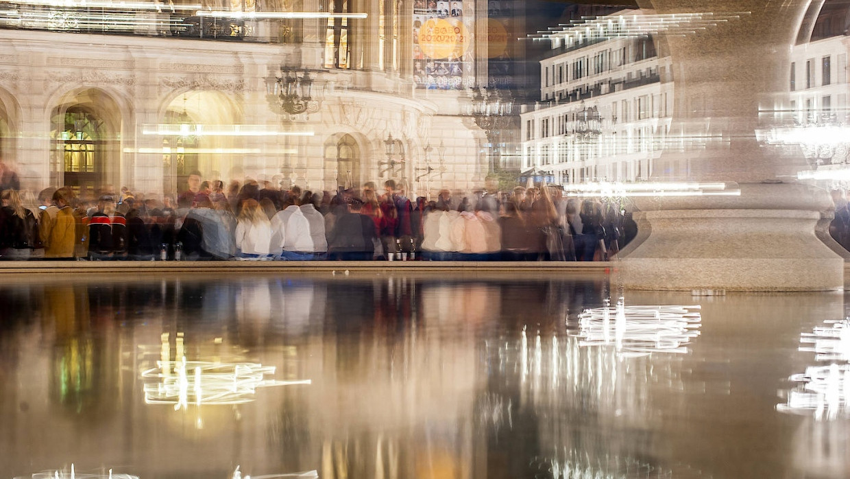 Gemeinsam in eine ungewisse Zukunft: Junge Menschen feiern den hessischen Ferienbeginn am Lucae-Brunnen vor der Alten Oper.