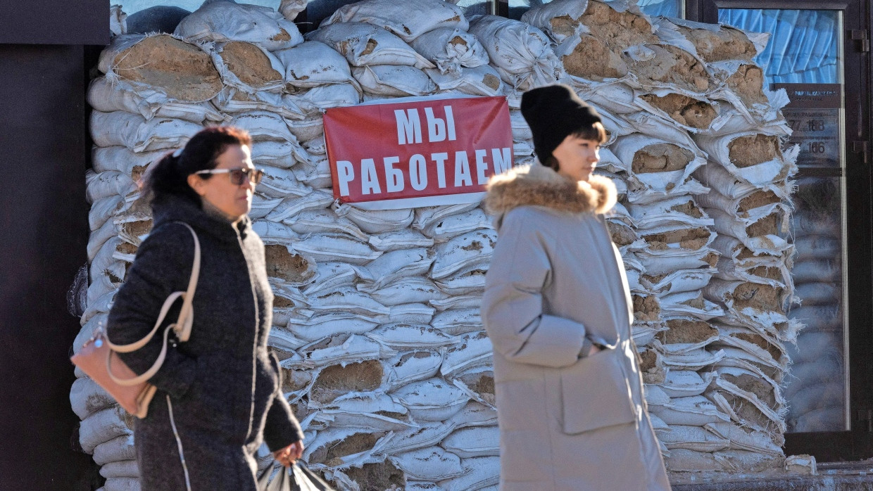 Frontstadt: In Schebekino in der Region Belgorod verkündet das Schild „Wir arbeiten“, dass das mit Sandsäcken geschützte Geschäft dahinter geöffnet ist.