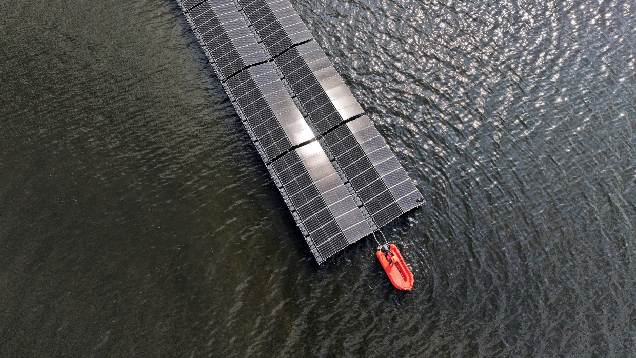 Für die Energiewende: Eine schwimmende Solaranlage auf dem Cottbuser Ostsee, einem ehemaligen Tagebau, nimmt Sonnenenergie auf.