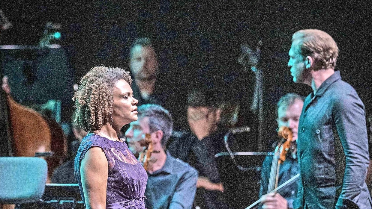 Rachel Redmond und Julian Prégardien mit dem Utopia Orchestra