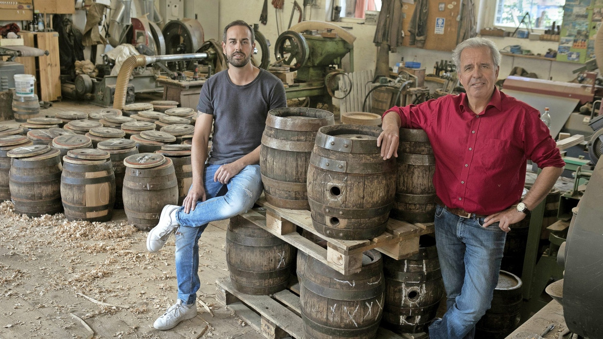 Sie profitieren von der inneren Leere: die Schäffler Peter (links) und Wilhelm Schmid in ihrer Werkstatt