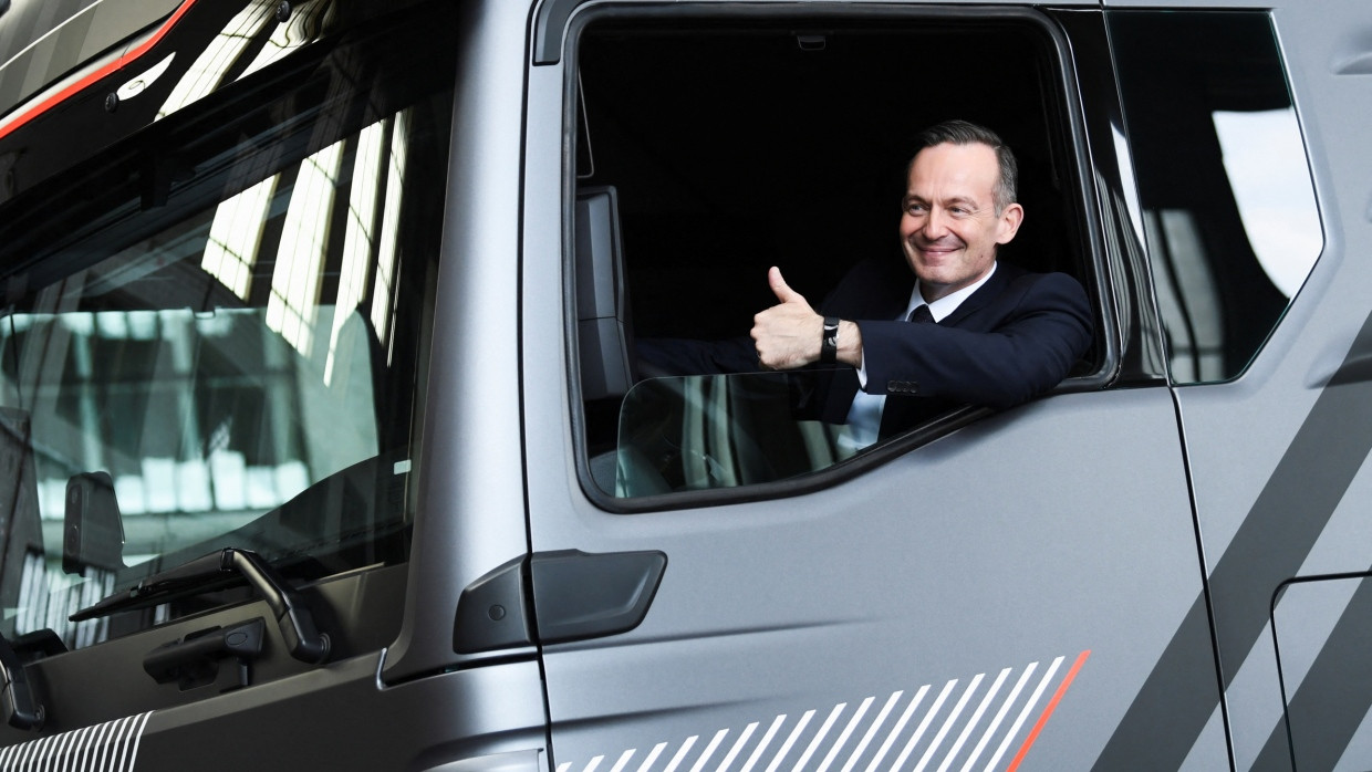 Volker Wissing bei einer Testfahrt mit einem elektrisch betriebenen LKW im Mai 2022.