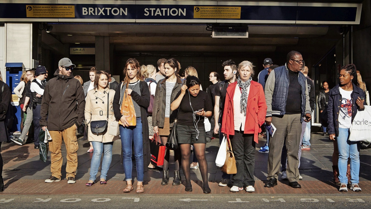 Passanten im multikulturellen Londoner Stadtteil Brixton