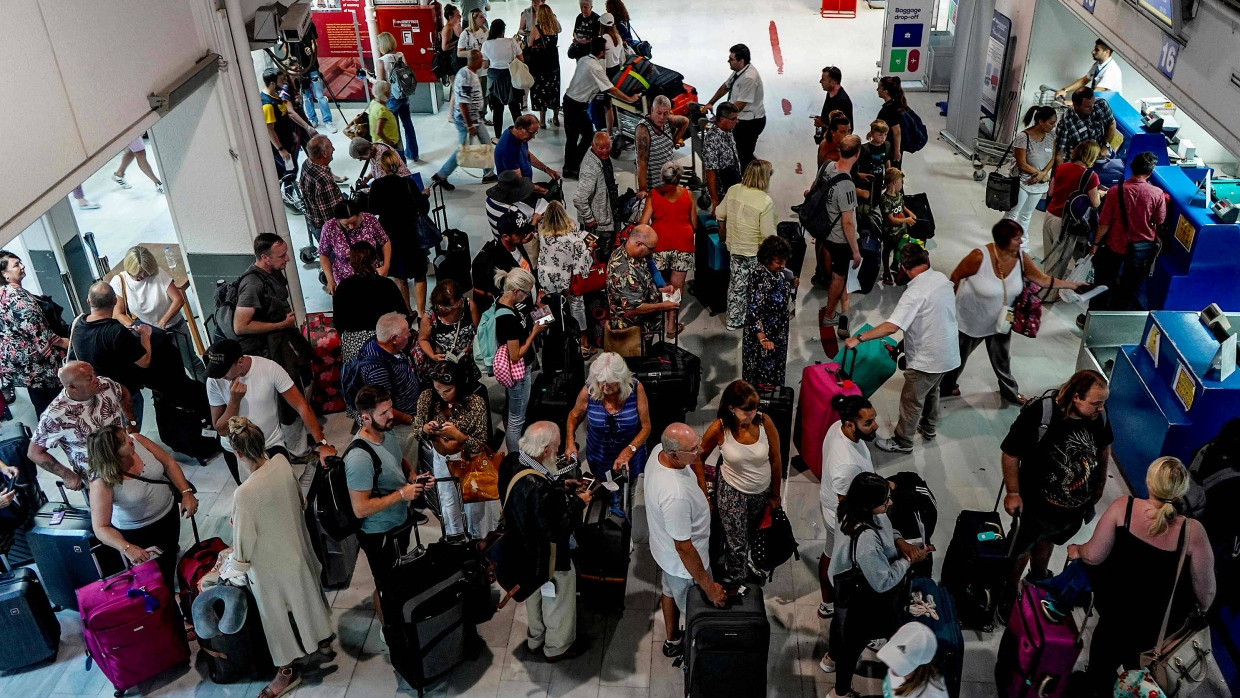 Ende einer Urlaubsreise: Touristen am Flughafen Heraklion auf Kreta.