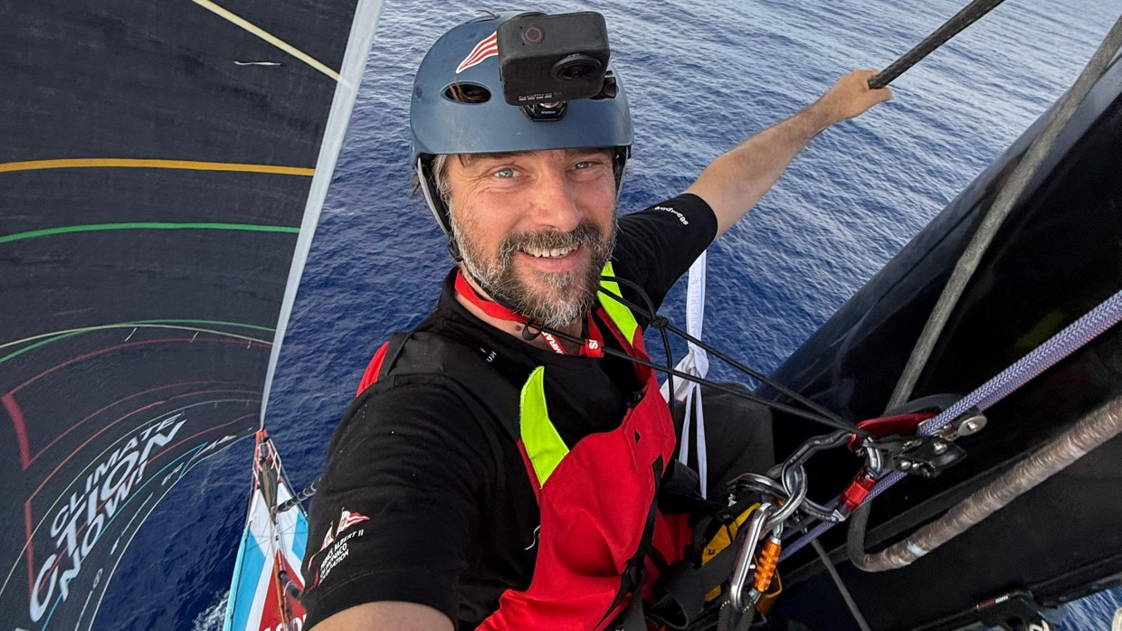 Reparatur hoch über dem Meer: Auch das gehört für Segler Boris Herrmann bei der Vendée Globe dazu.