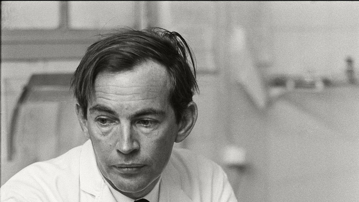 Der Herzchirurg Prof. Christiaan Barnard 1967, besorgt über seinen ersten Herzverpflanzungs-Patienten, der an einer Lungenentzündung drei Tage später versterben sollte.