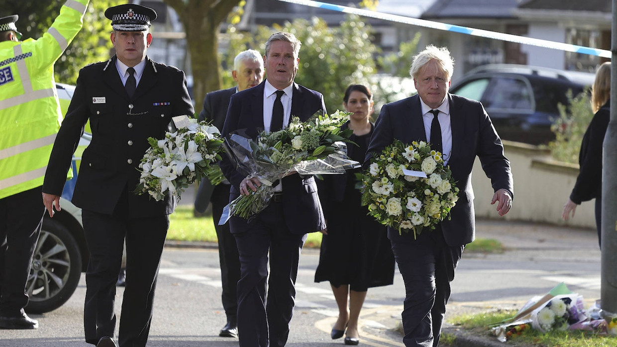 Der britische Premierminister Boris Johnson und der Labour-Vorsitzende Keir Starmer legen Blumen an der Methodisten-Kirche in Leigh-on-Sea ab.