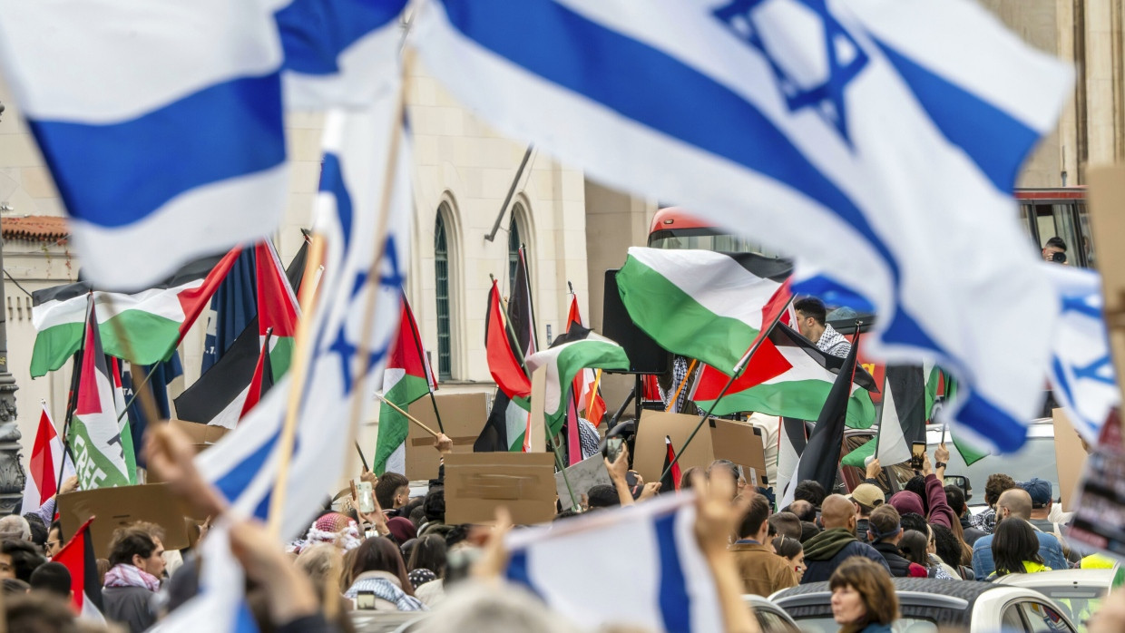 Propalästinensische und proisraelische Demonstranten an der Ludwig-Maximilians-Universität München