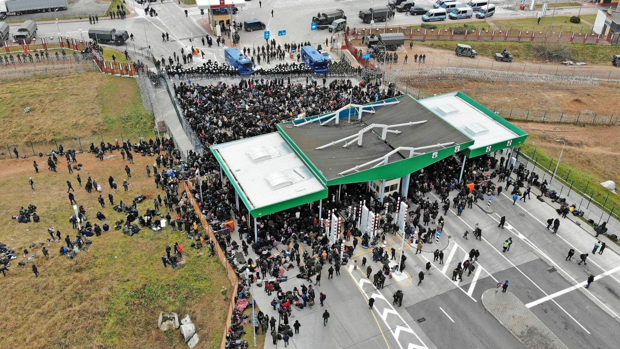 Verdächtige Ansammlung? Migranten am belarussisch-polnischen Grenzübergang Kuźnica/Brusgi  am 15. November