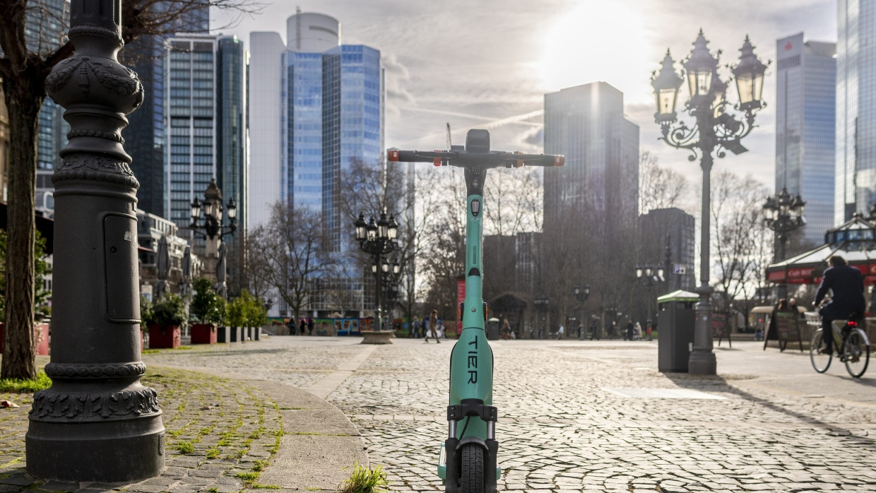 Stehen gern am falschen Ort: Rund 12.000 E-Scooter gibt es in Frankfurt, über eine verpflichtende Identitätsprüfung wird, anders als in Gelsenkirchen, jedoch nicht debattiert.