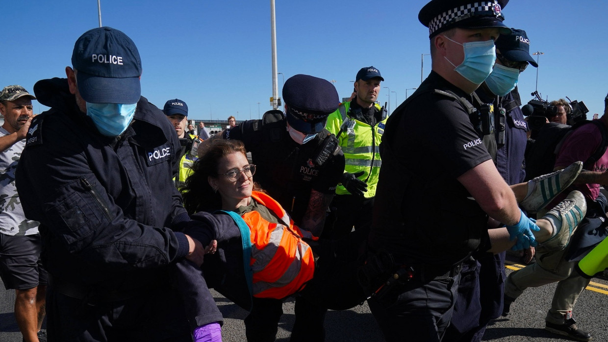 Polizisten führen im September in Dover eine Demonstrantin der „Insulate Birtain“-Bewegung ab.