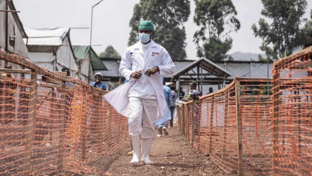 Ein Gesundheitsmitarbeiter läuft an einem Mpox-Behandlungszentrum in der Demokratischen Republik Kongo entlang.