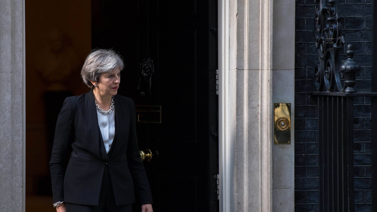 Theresa May vor der Downing Street 10