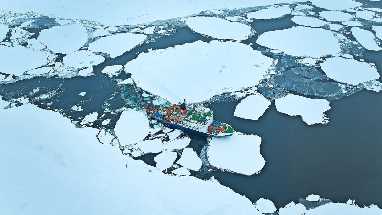 Die „Polarstern“ im arktischen Meereis bei knapp 88 Grad nördlicher Breite.