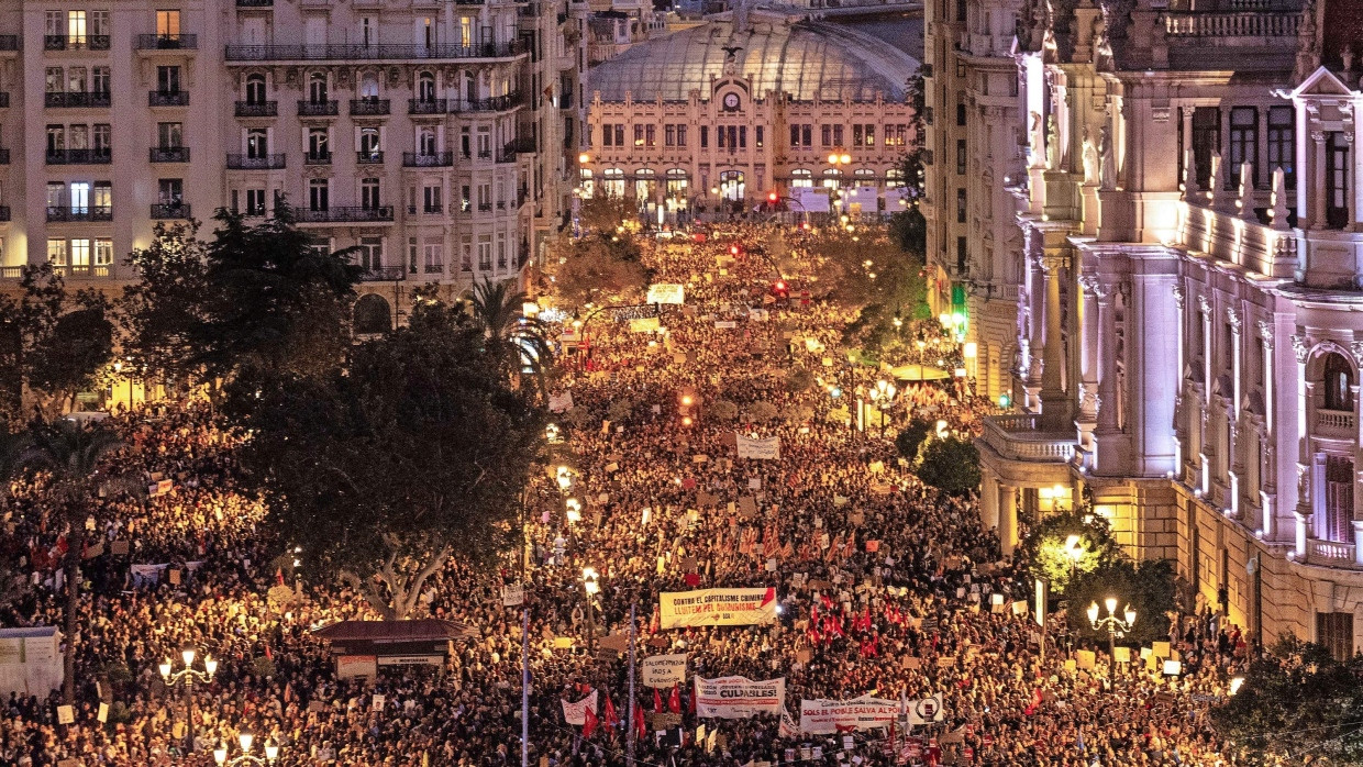 In Valencia: Vom alten Bahnhof über den Rathausplatz bis vor den Regierungssitz zieht sich am Samstagabend der Protestzug durch das Zentrum der Stadt.