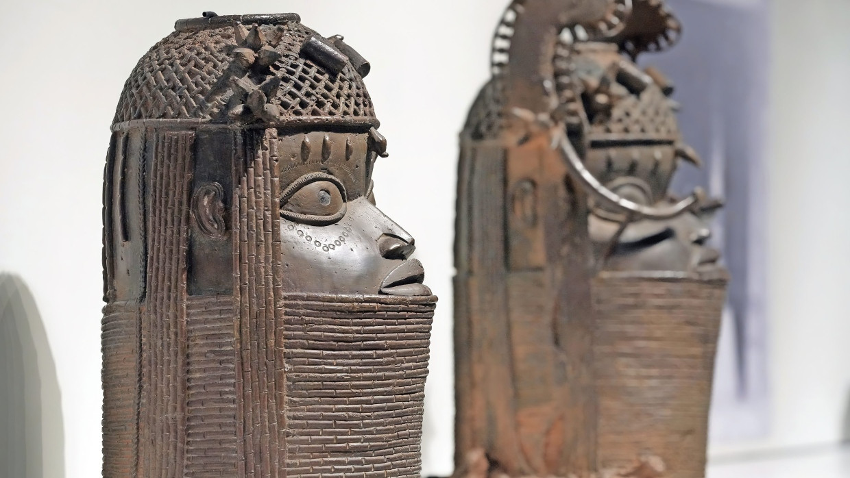 Zwei Drittel gehen nach Nigeria zurück, ein Drittel der Objekte darf die Stiftung Preußischer Kulturbesitz behalten: Zwei Bronzeköpfe aus dem Königreich Benin in der neuen Dauerausstellung der Staatlichen Museen im Humboldt-Forum