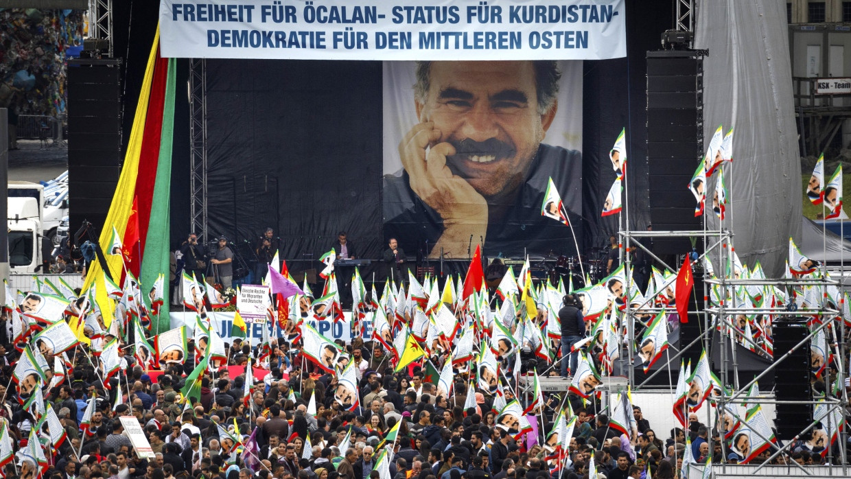 Ein Porträt des PKK-Führers Öcalan hängt über der Bühne des Kurdischen Kulturfestival in Köln 2017.