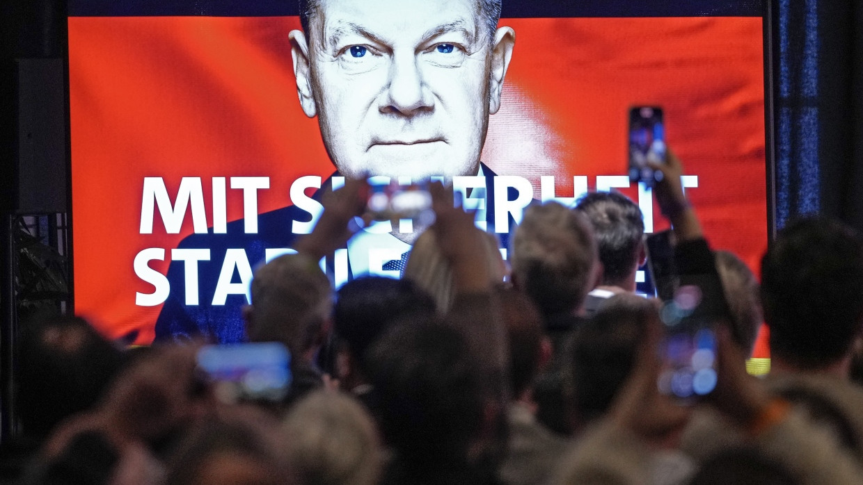 Sie wollen ein Foto vom Kanzler machen: Menschen am 13. Januar 2025 in Bielefeld bei einem Wahlkampfauftritt von Olaf Scholz